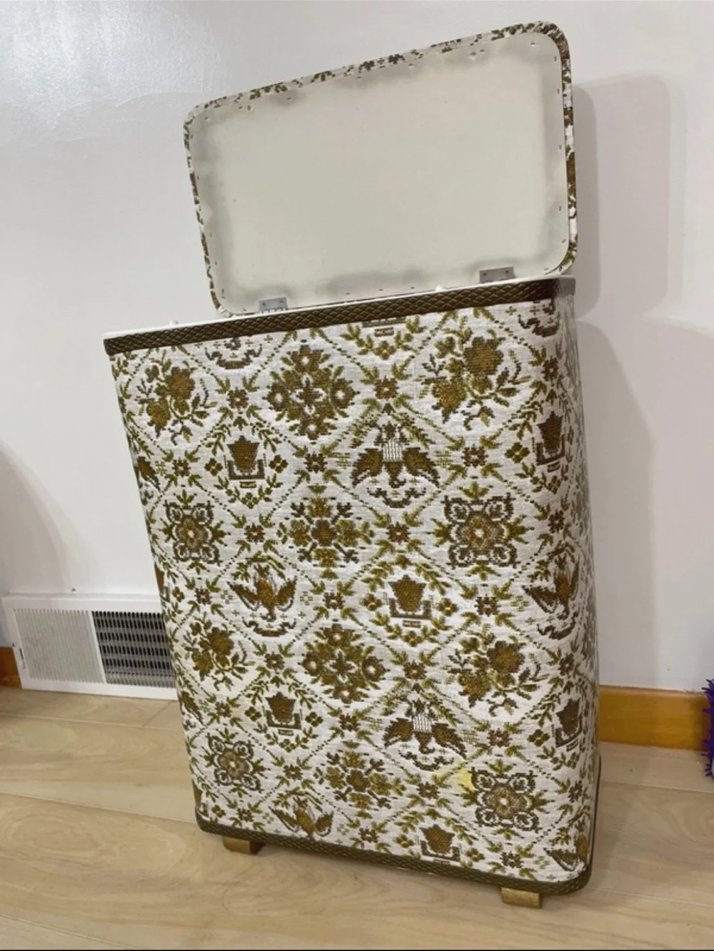 Vintage-Style White and Gold Patterned Laundry Hamper - Unbranded